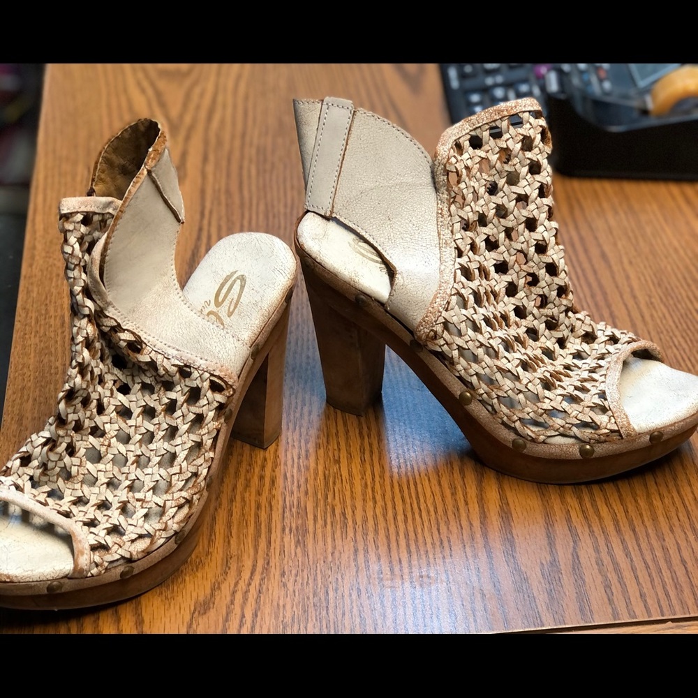 Size 7-1/2 Sricca Vintage Collection heel broke in